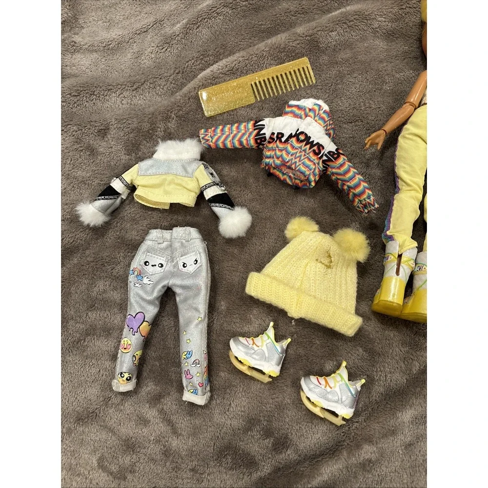 Rainbow High Winter Break Sunny Madison Fashion Doll Outfits Skis Shoes‎